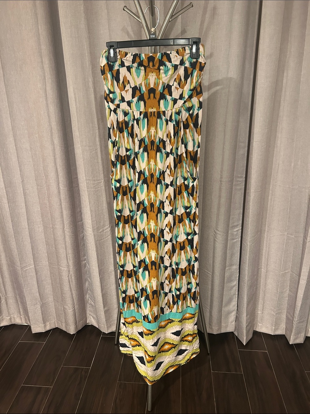 Strapless Maxi dress in brown hues, with pockets.